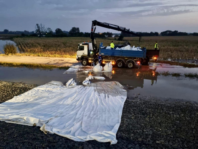 Działania służb w terenie w przedpolu zbiornika Racibórz Dolny