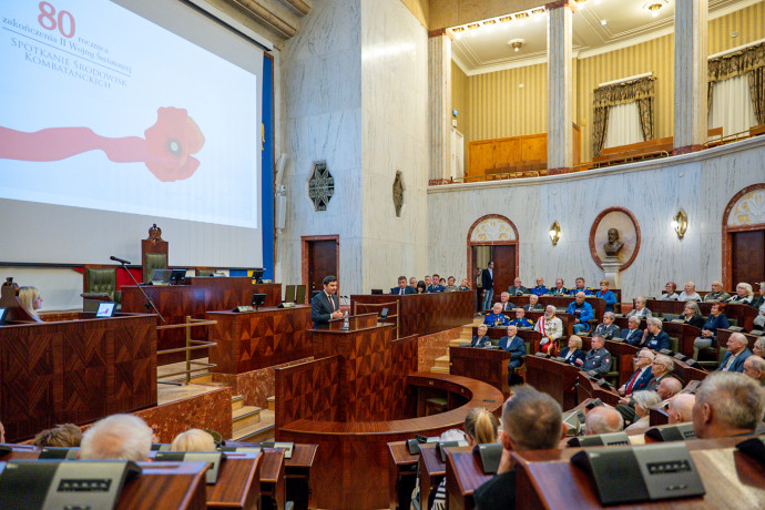 Wojewoda  Śląski przemawia do kombatantów na Sali Sejmu Śląskiego.