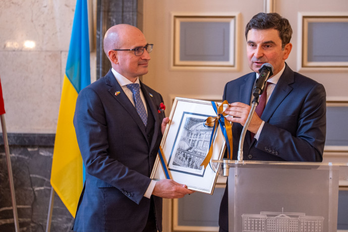 Wojewoda Śląski przekazuje grafikę nowemu Konsulowi Ukrainy.