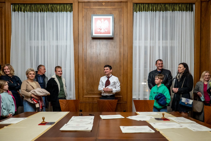 Wojewoda Śląski Marek Wójcik przyjmuje gości Nocy Muzeów w sali boazeryjnej Śląskiego Urzędu Wojewódzkiego w Katowicach.