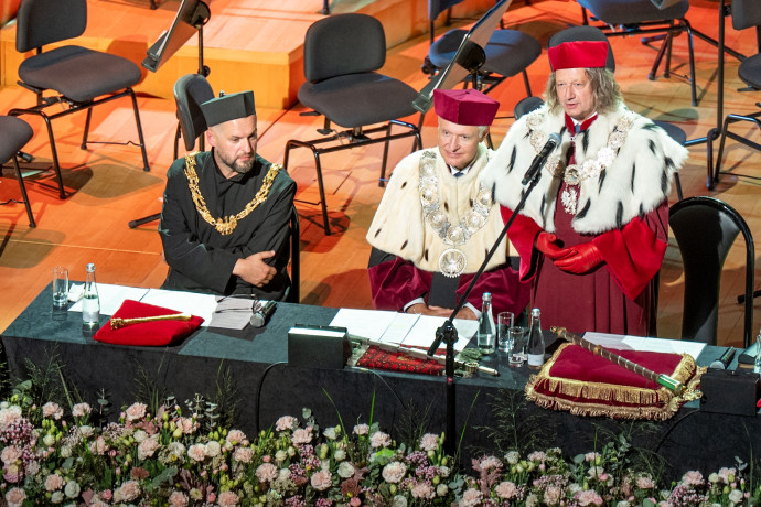 Prof. dr hab. Ryszard Koziołek przemawia podczas inauguracji.