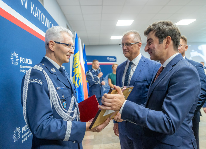 wojewoda śląski marek wójcik wręcza pamiątkowy prezent komendantowi Mariuszowi Krzystyniakowi