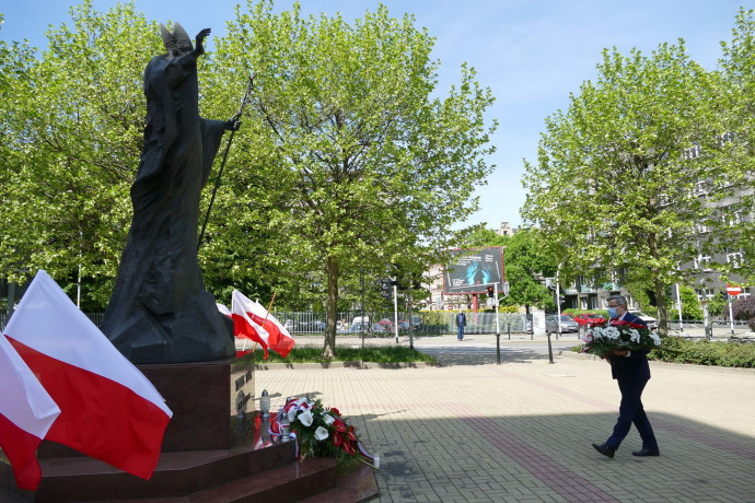 Złożenie kwiatów z okazji setnej rocznicy urodzin św. Jana Pawła II /fot. A. Kucharzewska/